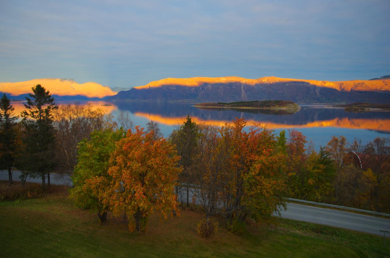 Solhov, Castle Of The Lyngen Alps Hotel Lyngseidet Exterior foto